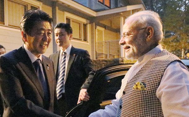 写真・図版 : インドのモディ首相（右）を山梨県鳴沢村の別荘で出迎える安倍晋三首相＝2018年10月28日