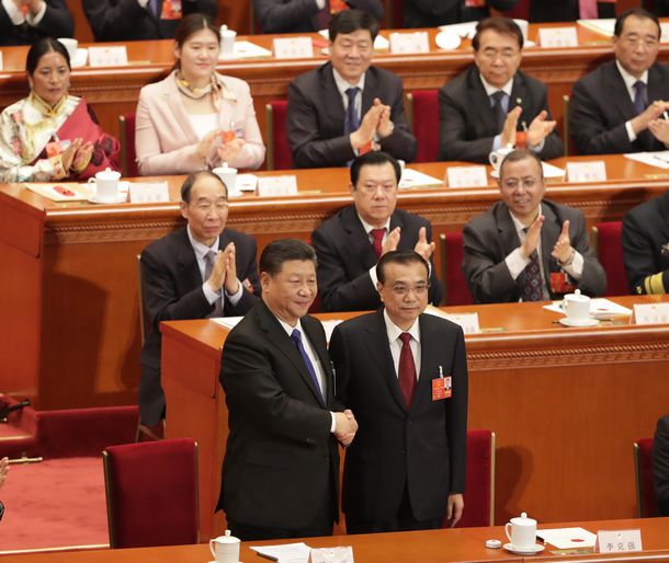 写真・図版 : 全人代で握手を交わす習近平国家主席（下段左）と李克強首相＝2018年3月18日、北京