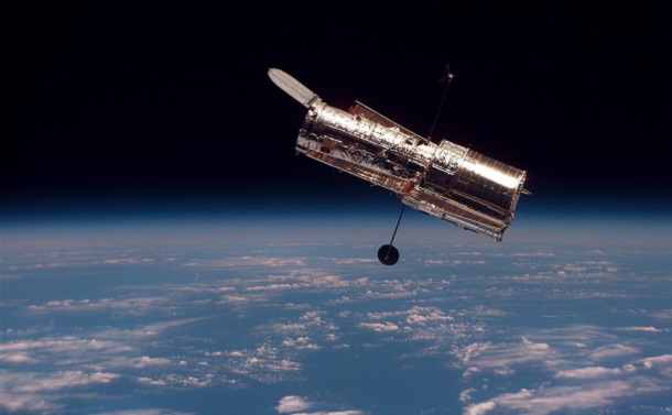 宇宙膨張の法則は「ハッブル・ルメートルの法則」