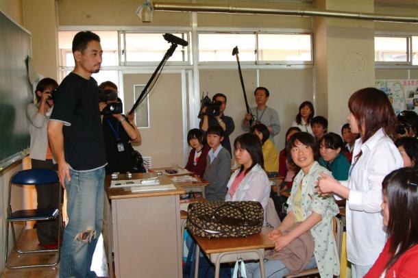写真・図版 : 高校を訪れ、生徒から質問や感想を受ける安田純平さん=2004年、長野市の長野西高校で 