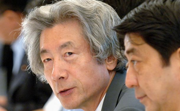 写真・図版 : 小泉純一郎首相と安倍官房長官（右）＝2006年7月4日、都市再生本部の会議