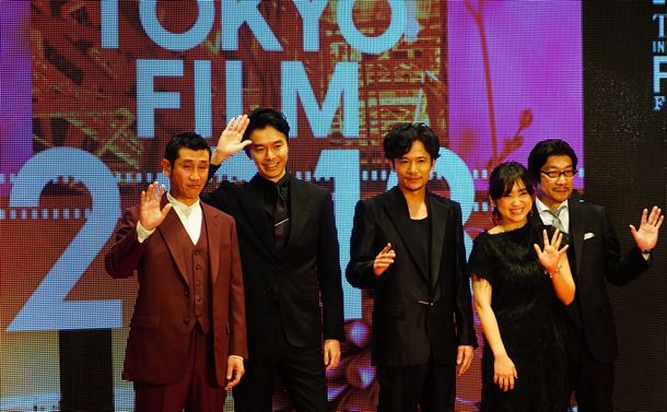 主演映画「半世界」が東京国際映画祭のコンペ部門に選ばれた稲垣吾郎さん（中央）。阪本順治監督（右端）らと共にオープニングセレモニーに参加した20181025