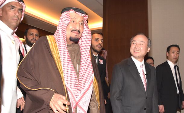 写真・図版 : サウジアラビアのサルマン国王（中央左）との会談を終えた孫正義氏＝2017年3月14日、東京都千代田区