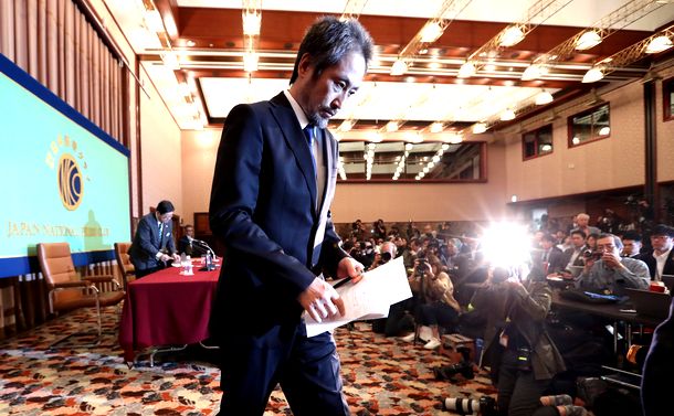 写真・図版 : 日本記者クラブでの会見を終えて引き揚げる安田純平さん＝2018年11月2日