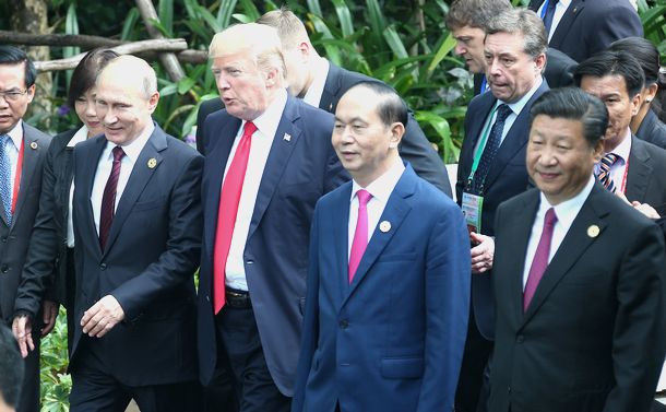 写真・図版 : APEC首脳会談で撮影に臨むトランプ大統領、プーチン大統領、習近平国家主席ら＝2017年11月11日、ベトナム・ダナン