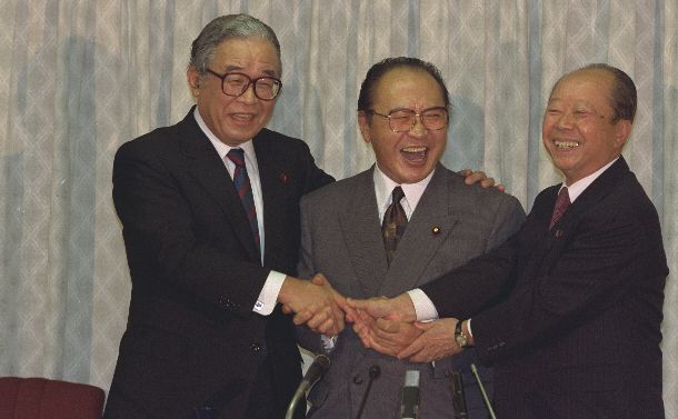 写真・図版 : 自民党総裁選に立候補。共同記者会見後、握手する、左から三塚博、渡辺美智雄、宮沢喜一の３氏 ＝1991年10月19日、自民党本部