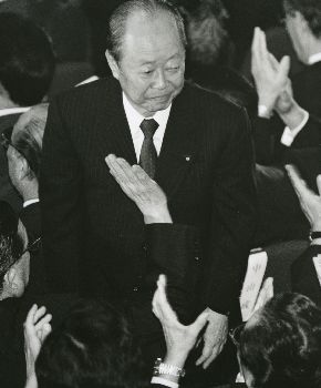 写真・図版 : 自民党の新総裁に選出され、拍手を受ける宮沢喜一氏＝1991年10月27日、自民党本部