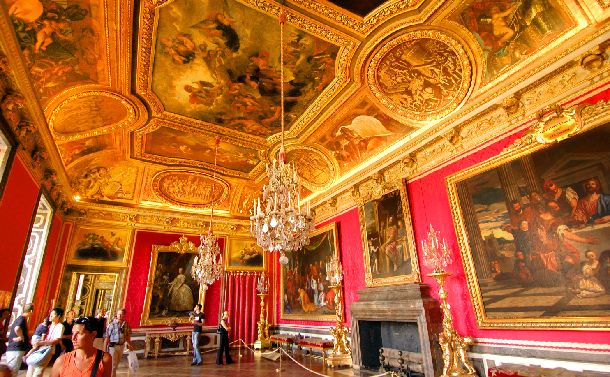 写真・図版 : ベルサイユ宮殿。過去の栄華の跡をとどめるラ・コンシェルジュリーにはマリー・アントワネットの独房が再現されている