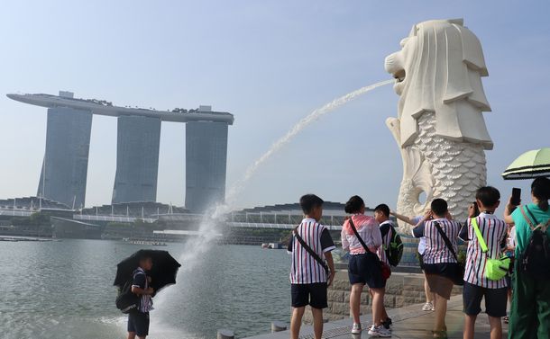 写真・図版 : シンガポールのランドマークとなったマリーナベイ・サンズ＝2018年7月、シンガポール