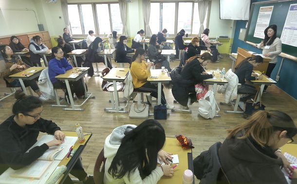 写真・図版 : 韓国・ソウルで、日本の大学入試センター試験に相当する「大学修学能力試験」に臨む受験生たち＝2016年11月17日（東亜日報提供）