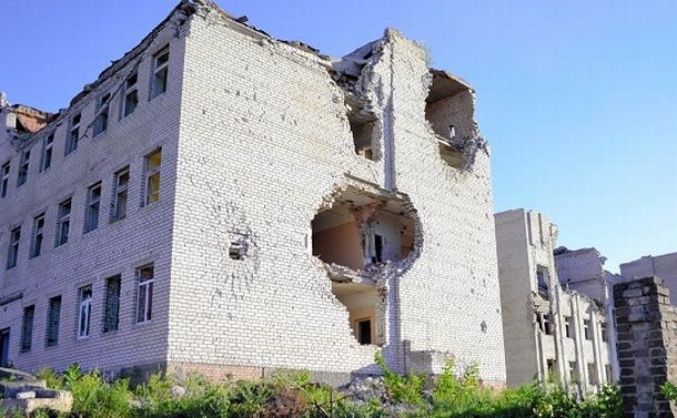 写真・図版 : 2014年5月の砲撃で破壊された精神科病院＝ウクライナ東部クラマトルスク