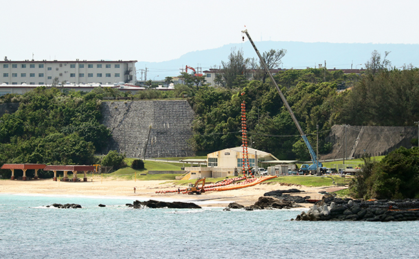 写真・図版 : 工事が再開した米軍キャンプ・シュワブの沿岸＝2018年11月1日、沖縄県名護市、河合真人撮影