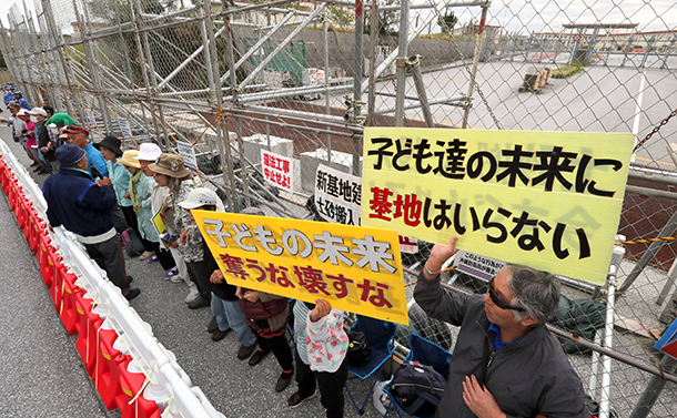 写真・図版 : 米軍キャンプ・シュワブのゲート前で工事再開に反対する人たち＝2018年11月1日、沖縄県名護市、河合真人撮影