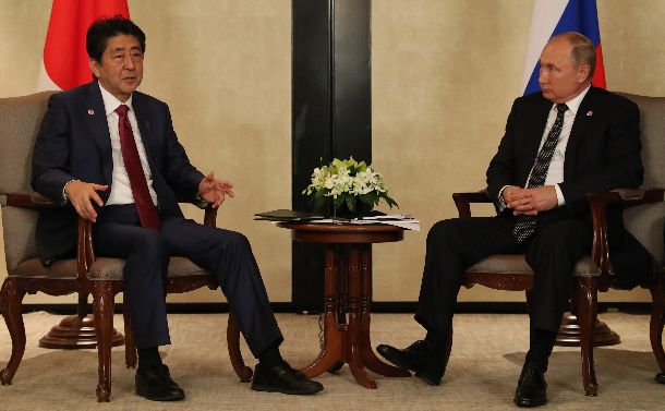 ロシアのプーチン大統領（右）との首脳会談に臨む安倍晋三首相＝2018年11月14日、シンガポール