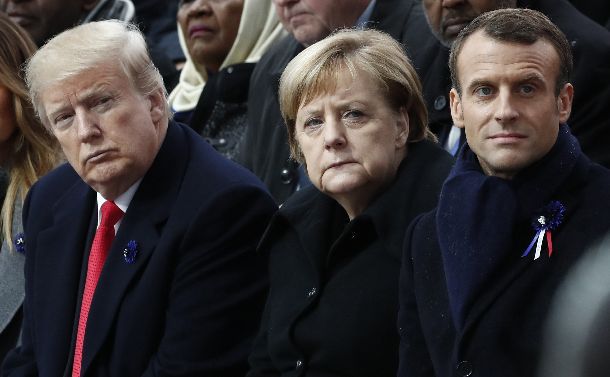 パリで開かれた第1次大戦終結100周年記念行事に出席したマクロン仏大統領（右）、メルケル独首相（中央）、トランプ米大統領（左）＝2018年11月11日、パリ（AP）