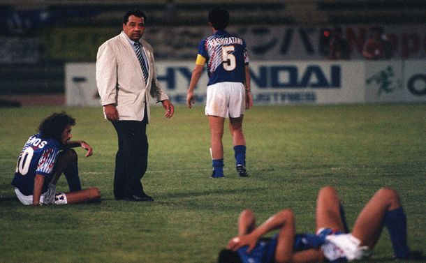 写真・図版 : W杯米国大会アジア最終予選のイラク戦で引き分け、本大会出場を逃して倒れ込む日本代表の選手たち＝1993年10月28日、ドーハ