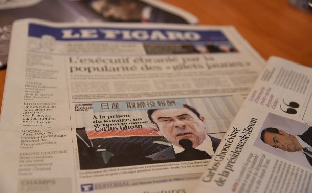 写真・図版 : カルロス・ゴーン容疑者の拘束状況を報じるフランスの各紙＝2018年11月23日