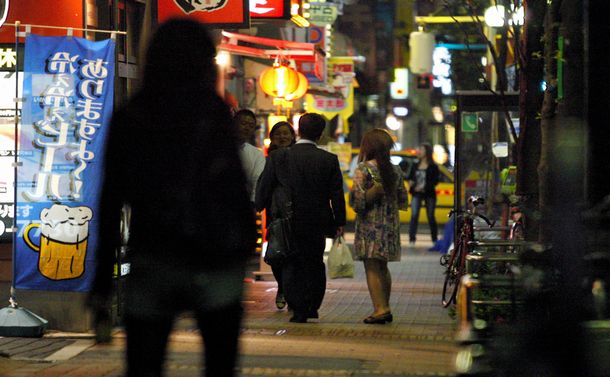 写真・図版 : 通りがかりの男性に声をかける在日華人の女性たち＝2009年、東京・新橋