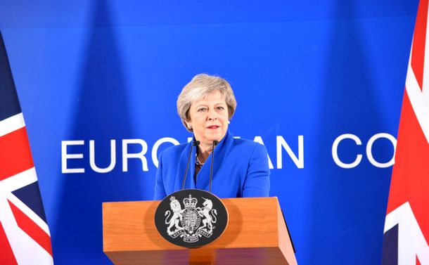 写真・図版 : EU首脳会議を終え、記者会見する英国のメイ首相＝2018年11月25日、ブリュッセル