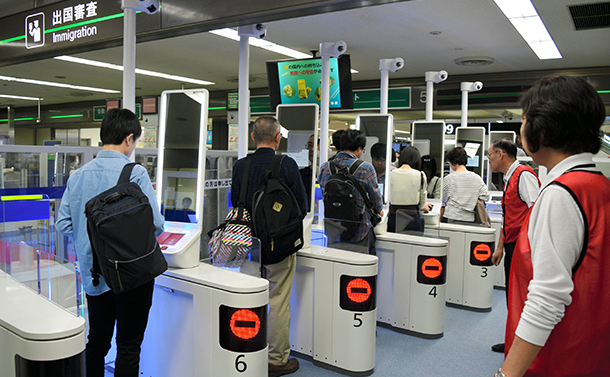 写真・図版 : 成田空港に導入された顔認証ゲート。機械学習の技術が応用されている＝2018年10月、黒川和久撮影