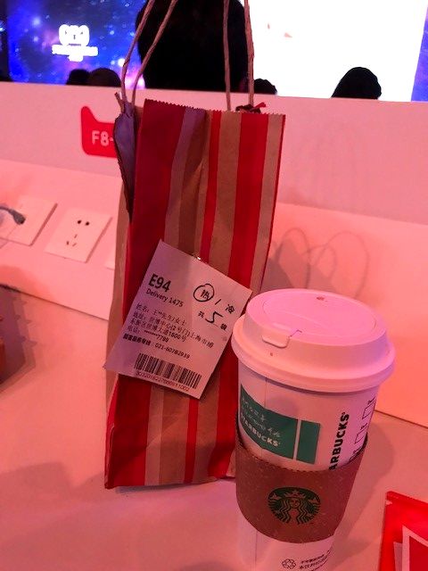 写真・図版 : アリババが宅配するスターバックス・コーヒー。上海のメディアセンターに注文したら30分以内に届いた