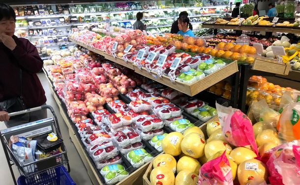 写真・図版 : 上海市内のショッピングモールにある生鮮品売り場。品質も価格も日本のスーパーと遜色ない。価格は日本並みか、ちょっと安いくらい