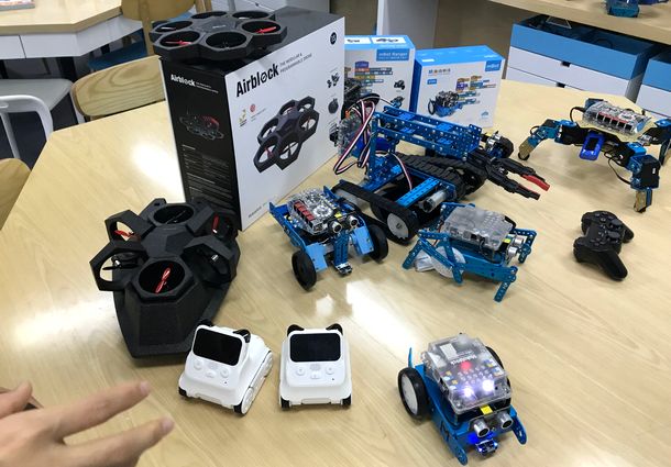 写真・図版 : 教材用のロボットやドローン。こどもたちが自分で組み立てられる。深圳のベンチャー企業、MAKE・BLOCK社で