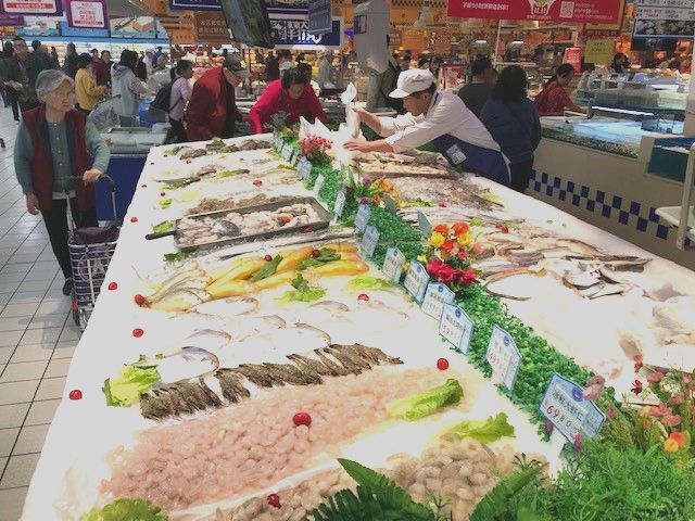 写真・図版 : 上海のRTマートの鮮魚売り場。購買意欲をそそる陳列の工夫がされていた