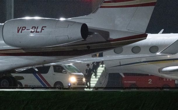 カルロス・ゴーン会長が乗っていたとみられる飛行機(写真奥)。19日夕、羽田空港に到着した=2018年11月19日午後7時46分、羽田空港
