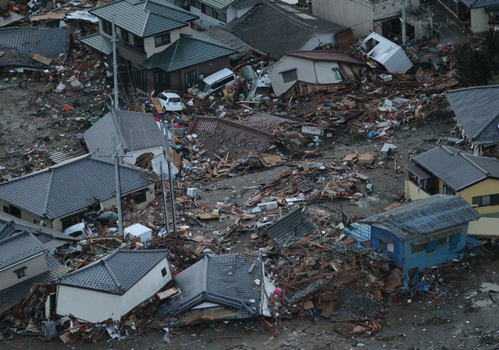 写真・図版 : 東日本大震災の津波によって、がれきの山となった住宅街＝2011年3月11日、福島県いわき市