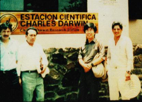 写真・図版 : チャールズ・ダーウイン研究所を訪れた筆者（右から2人目）＝1990年9月28日、筆者提供