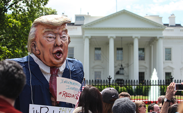 写真・図版 : トランプ政権への抗議が繰り返されるホワイトハウス前＝2017年5月10日、ランハム裕子撮影 
