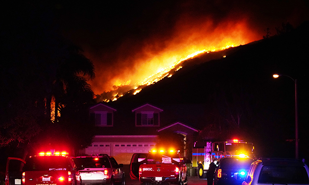 写真・図版 : 米カリフォルニア州の住宅街近くで起きた山火事＝2018年11月9日、竹花徹朗撮影