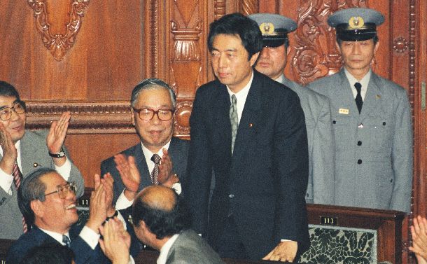 衆議院本会議で首相に指名され、立ち上がって他の議員の祝福にこたえる細川護煕・日本新党代表=1993年8月6日