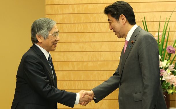 写真・図版 : 再任した黒田東彦・日銀総裁（左）と握手をする安倍首相＝2018年4月9日、首相官邸