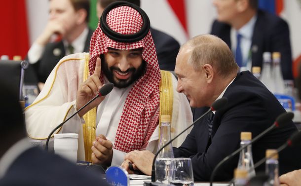 写真・図版 : G20が開幕し談笑するサウジアラビアのムハンマド皇太子とロシアのプーチン大統領＝2018年11月30日、ブエノスアイレス