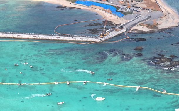写真・図版 : 米軍キャンプ・シュワブの護岸に囲まれた海域に土砂投入が始まり、近くには抗議船も集まった＝2018年12月14日、沖縄県名護市 