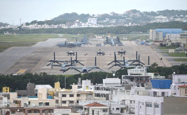 写真・図版 : オスプレイが駐機場に並ぶ米軍普天間飛行場＝沖縄県宜野湾市