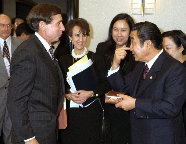 写真・図版 : 1995年11月のAPEC大阪会議の際の会談前に話す橋本龍太郎通産相（右）とカンター米通商代表。両者は自動車問題で激しくわたりあった。