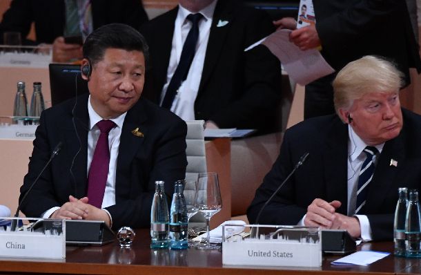 写真・図版 : G20全体会合に臨む中国の習国家主席（左）とトランプ米大統領＝2017年7月、ドイツ・ハンブルク