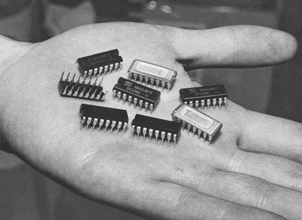 写真・図版 : 日米半導体摩擦の原因となった256キロビット記憶素子＝1987年5月