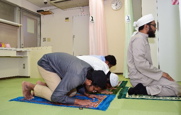 写真・図版 : 祈禱室で祈りを捧げるムスリムの人たち＝2018年5月11日、兵庫県姫路市 
