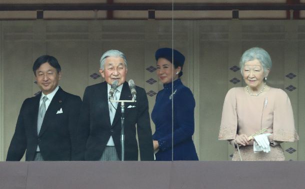 天皇誕生日の一般参賀にのぞむ天皇、皇后両陛下、皇太子ご夫妻＝2018年12月23日、皇居