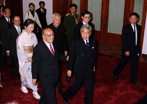 天皇、皇后両陛下は1992（平成4）年10月23日、初めて中国を公式訪問、その夜、楊尚昆中国国家主席主催の歓迎晩さん会が人民大会堂で開かれた。写真は歓迎晩さん会の会場へ向かう天皇、皇后両陛下