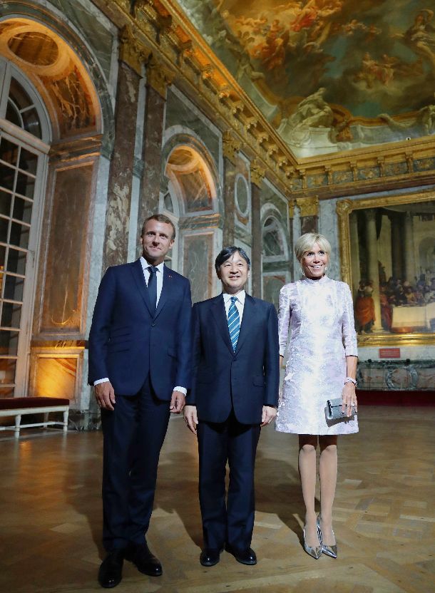 皇太子さまとマクロン大統領、ブリジット夫人＝2018年9月12日、フランス・パリ近郊のベルサイユ宮殿