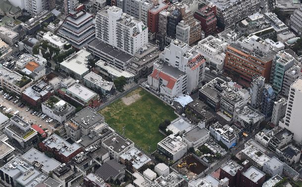 港区が児童相談所などの建設を予定している南青山の土地＝2018年10月18日、東京都港区 
