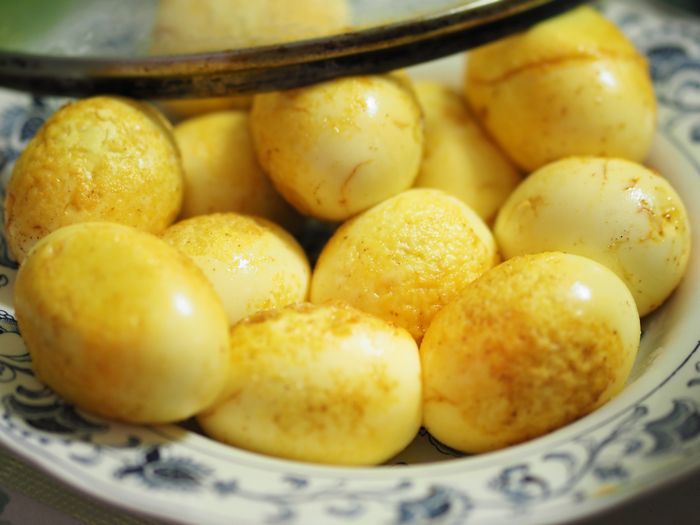 写真・図版 : ビリヤニに混ぜる卵は、サフランでほんのり黄色に色づいている