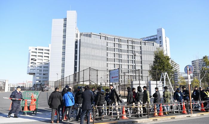 写真・図版 : 日産のカルロス・ゴーン前会長が勾留されている東京拘置所前には多くの報道陣が集まった＝2018年12月21日午前9時18分