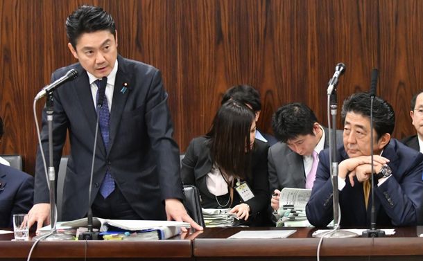 写真・図版 : 安倍晋三首相(右)が出席した参院法務委員会で答弁する山下貴司法相=2018年12月6日