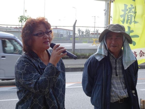 写真・図版 : 土砂投入強行に抗議する故翁長知事の妻の樹子さん（左）右は沖縄平和運動センターの山城博治議長＝12月14日、キャンプ・シュワブ・ゲート前